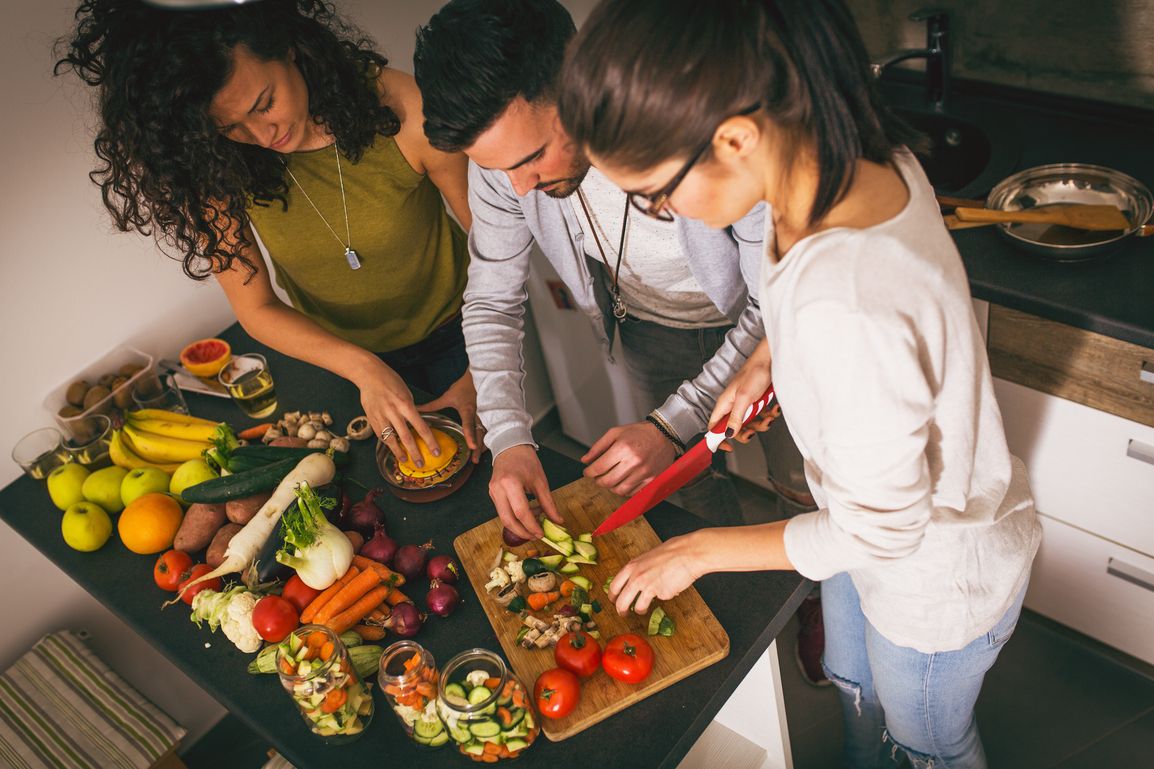 Menschen beim Kochen
